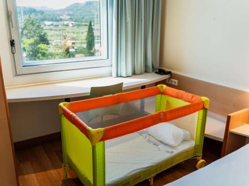 Habitación Familiar del hotel Ibis Barcelona Molins De Rei. Foto 15