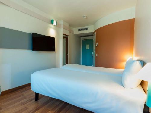 Habitación Estándar - 2 camas individuales del hotel Ibis Barcelona Molins De Rei. Foto 18