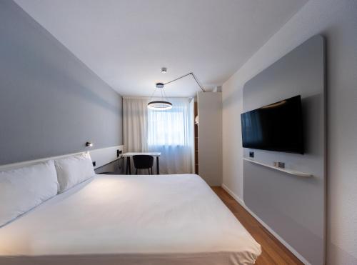 Habitación Doble Estándar del hotel Ibis Murcia. Foto 11