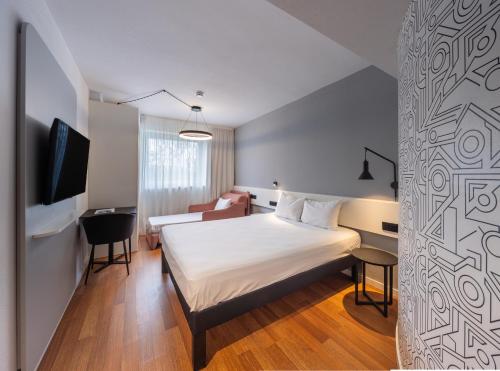 Habitación Doble con Cama supletoria del hotel Ibis Murcia. Foto 10