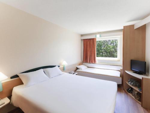 Habitación Doble con cama supletoria del hotel Ibis Murcia. Foto 11
