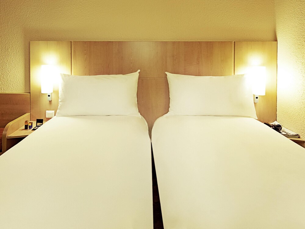 Habitación con 2 camas individuales, 2 camas individuales del hotel Ibis Oviedo