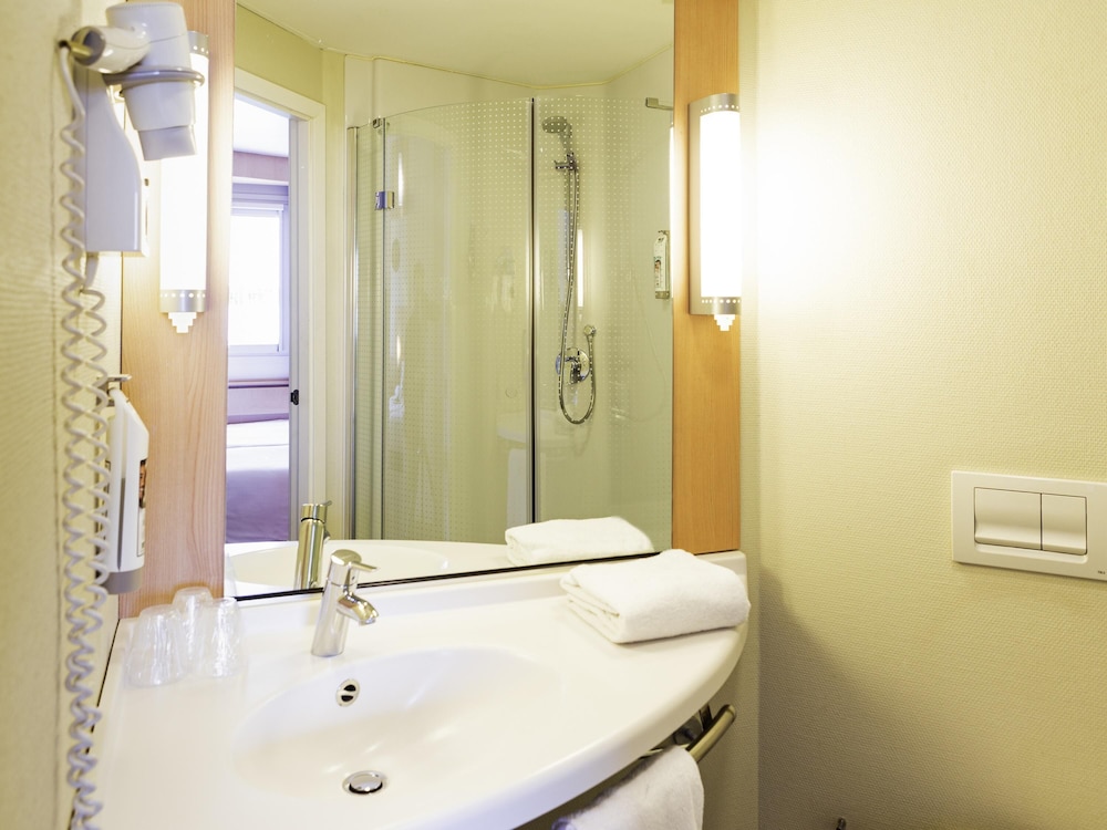 Habitación con 2 camas individuales, 2 camas individuales del hotel Ibis Oviedo. Foto 3