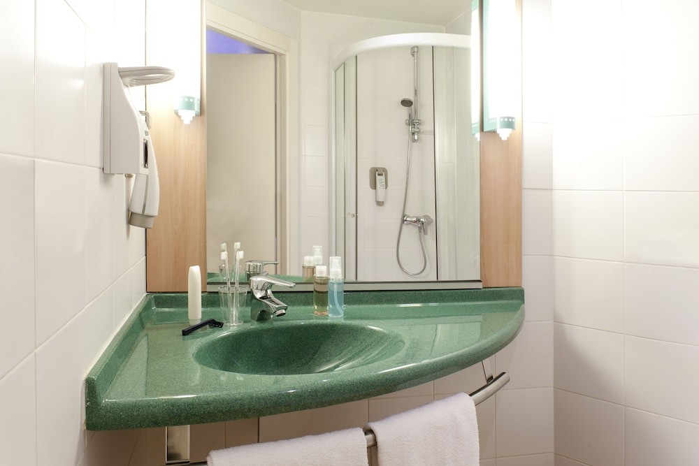 Habitación con 2 camas individuales, 2 camas individuales del hotel Ibis Oviedo. Foto 6