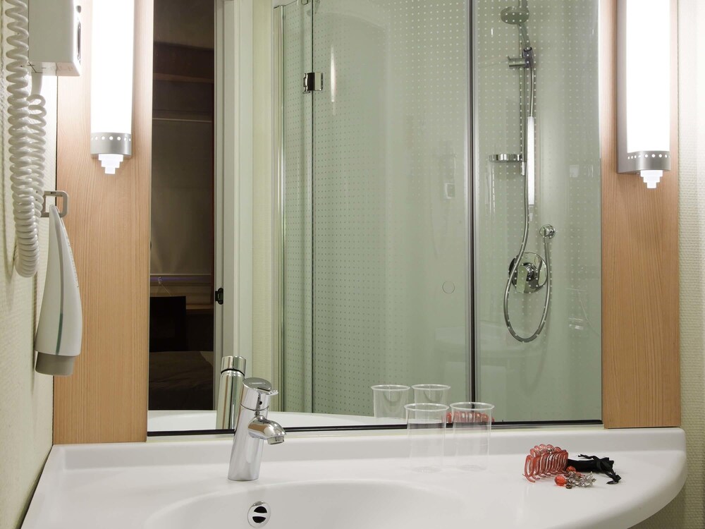 Habitación con 2 camas individuales, 2 camas individuales del hotel Ibis Oviedo. Foto 12