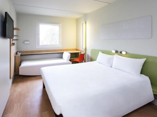 Habitación Doble con Cama supletoria del hotel Ibis Budget Barcelona Sant Andreu De La Barca. Foto 1