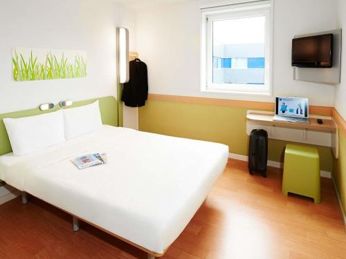 Habitación Estándar - 1 cama grande del hotel Ibis Budget Barcelona Sant Andreu De La Barca. Foto 3
