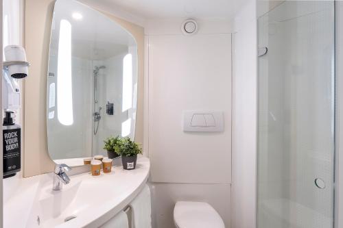 Habitación Estándar - 1 cama grande del hotel Ibis Budget Barcelona Sant Andreu De La Barca. Foto 10