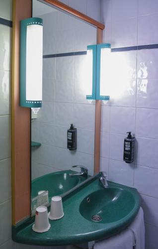 Habitación Doble con cama supletoria para niños del hotel Ibis Valladolid. Foto 11