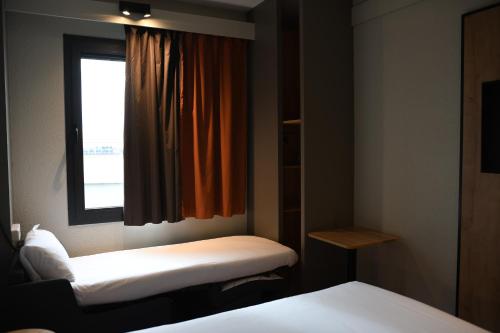 Habitación Doble con cama supletoria para niños del hotel Ibis Valladolid. Foto 15