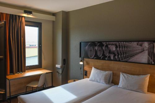 Habitación Doble Estándar - 2 camas del hotel Ibis Valladolid. Foto 12