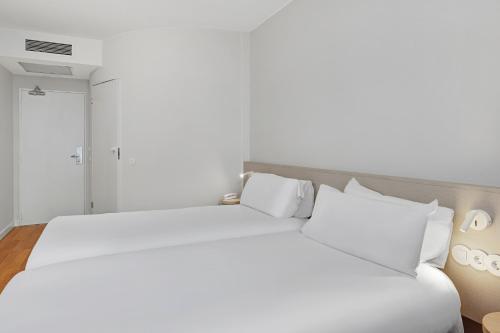 Habitación Triple Básica del hotel B&B Zaragoza Centro. Foto 2