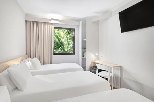Habitación Triple Básica del hotel B&B Zaragoza Centro. Foto 3