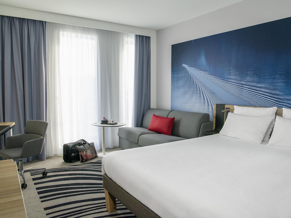 Habitación Superior con 1 cama doble y sofá cama individual del hotel Novotel Le Havre Centre Gare