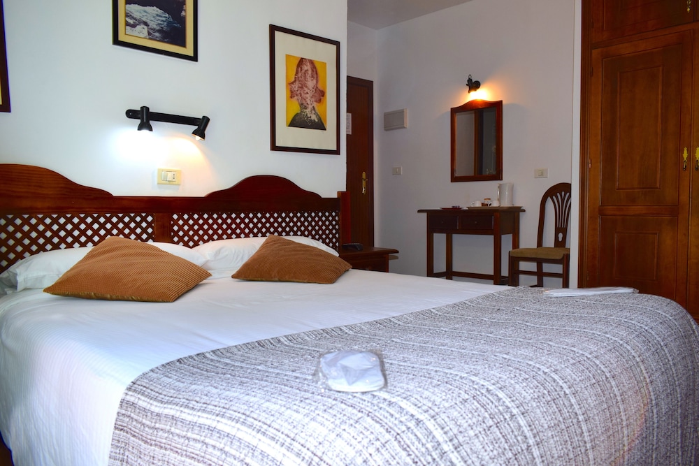 Habitación doble del hotel Ida Inés. Foto 1