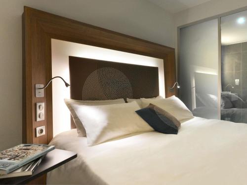 Habitación Clásica con 1 cama (160 x 200 cm), 1 sofá - cama, 1 cama extraíble y ducha del hotel Novotel Avignon Centre. Foto 3
