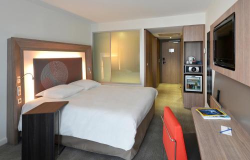 Habitación Clásica con 1 cama (160 x 200 cm), 1 sofá - cama, 1 cama extraíble y ducha del hotel Novotel Avignon Centre. Foto 6