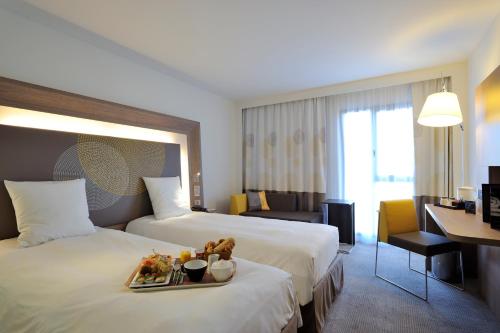 Habitación Clásica con 2 camas individuales (90 x 200 cm) y bañera del hotel Novotel Avignon Centre. Foto 5