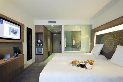 Habitación Clásica con 2 camas individuales (90 x 200 cm) y bañera del hotel Novotel Avignon Centre. Foto 6