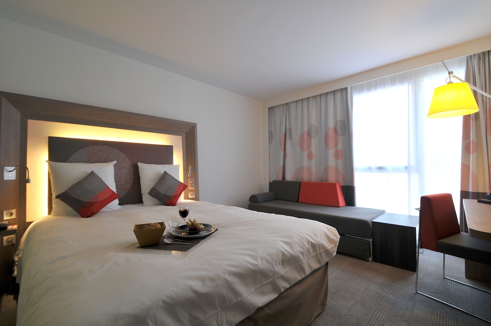 Habitación Ejecutiva con 1 cama de 160 x 200 cm, 1 sofá - cama y 1 cama extraíble del hotel Novotel Avignon Centre. Foto 1
