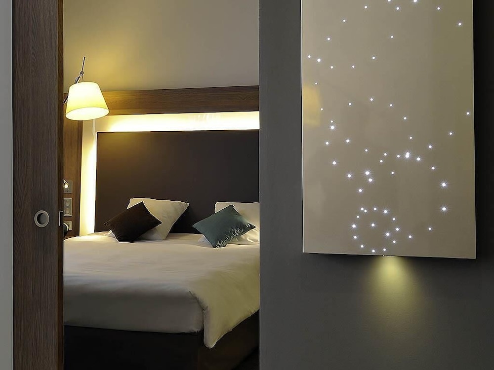 Suite Ejecutiva - 1 cama de 180 x 200 cm, 1 sofá - cama y 1 cama extraíble del hotel Novotel Avignon Centre. Foto 1
