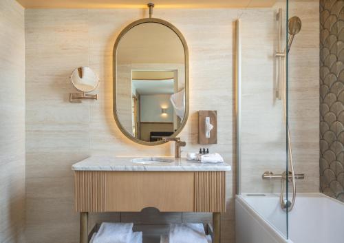 Habitación Triple Deluxe del hotel Le Monna Lisa by Inwood Hotels. Foto 2