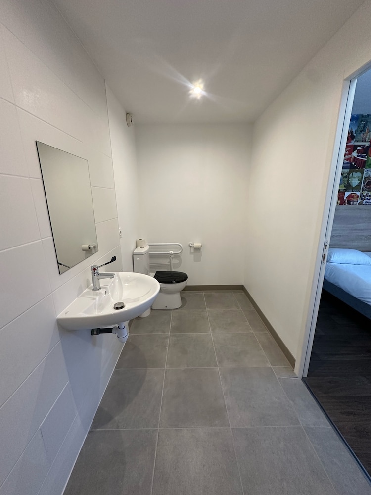 Habitación, 1 cama doble, accesible para personas con discapacidad, baño privado del hotel F1 Strasbourg Sud La Vigie. Foto 5