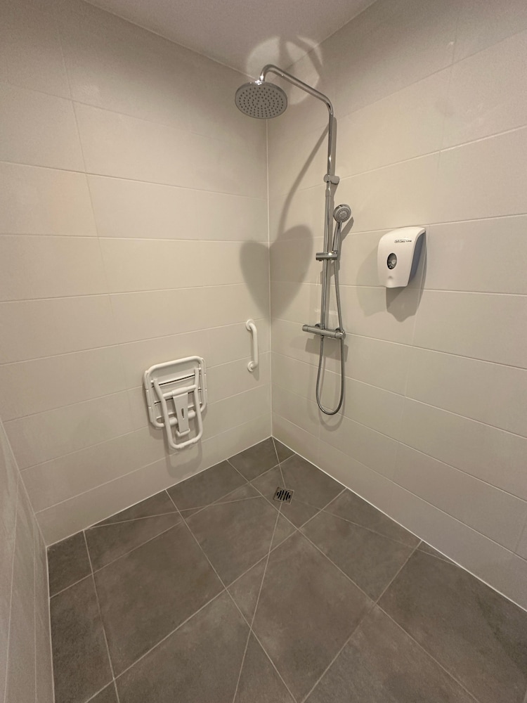 Habitación, 1 cama doble, accesible para personas con discapacidad, baño privado del hotel F1 Strasbourg Sud La Vigie. Foto 6