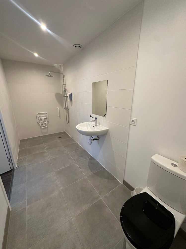 Habitación, 1 cama doble, accesible para personas con discapacidad, baño privado del hotel F1 Strasbourg Sud La Vigie. Foto 7