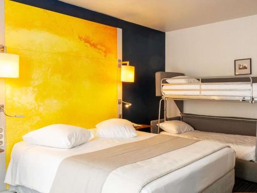 Habitación Doble Clásica con sofá cama del hotel Mercure Rouen Centre Cathedrale. Foto 2