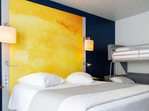 Habitación Doble Clásica con sofá cama del hotel Mercure Rouen Centre Cathedrale. Foto 4