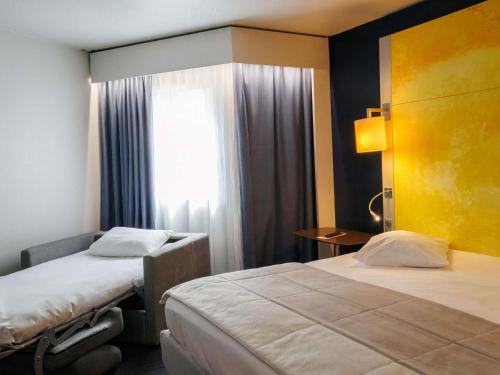 Habitación doble Sofá Cama incluido 1 Cama doble del hotel Mercure Rouen Centre Cathedrale. Foto 4