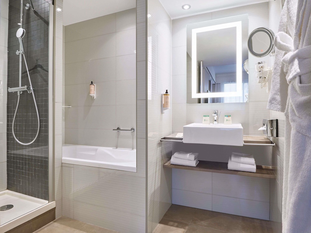 Suite, 1 cama doble con sofá cama del hotel Mercure Paris 15 Porte de Versailles