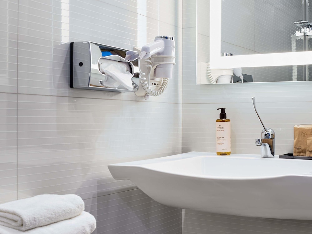 Suite, 1 cama doble con sofá cama del hotel Mercure Paris 15 Porte de Versailles. Foto 3