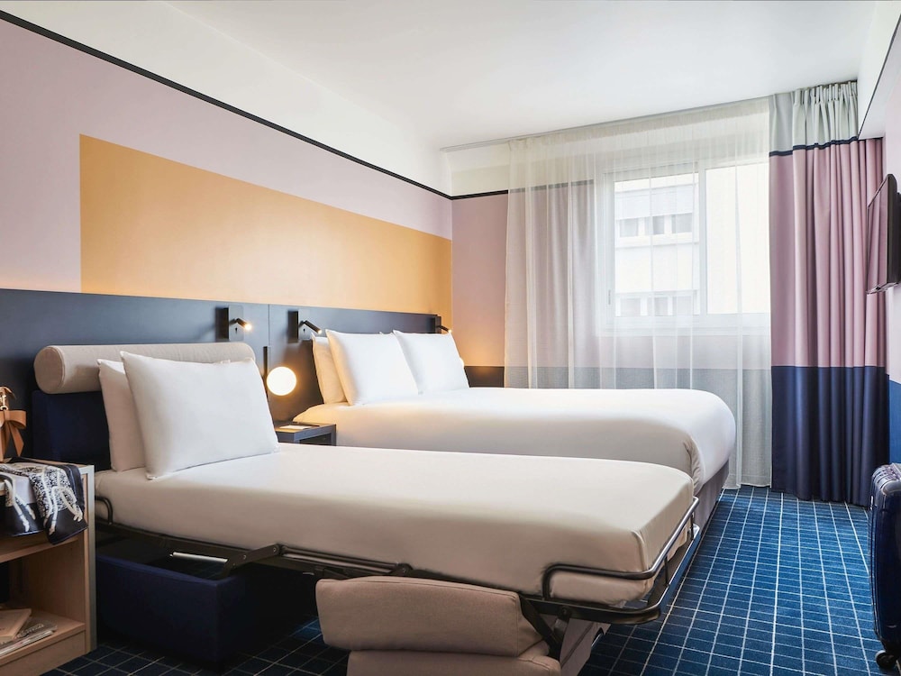 Habitación superior, 1 cama doble con sofá cama del hotel Mercure Paris 15 Porte de Versailles. Foto 3