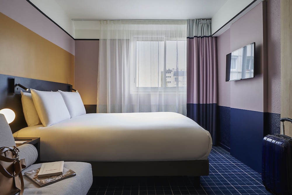 Habitación superior, 1 cama doble con sofá cama del hotel Mercure Paris 15 Porte de Versailles. Foto 8