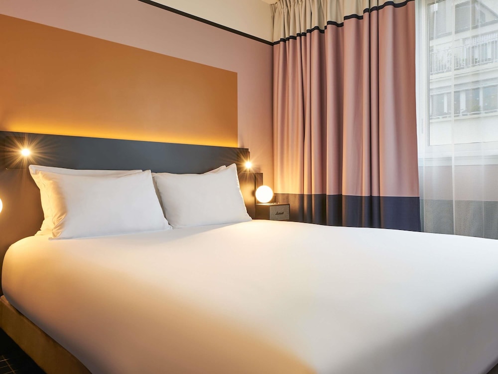 Suite, 1 cama doble con sofá cama del hotel Mercure Paris 15 Porte de Versailles. Foto 9