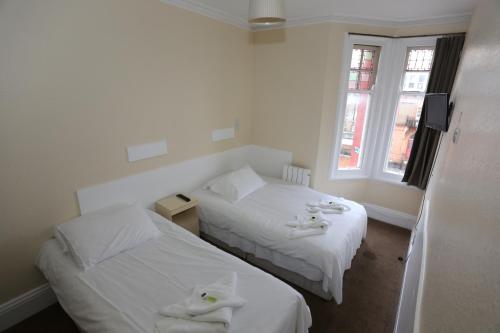 Habitación Triple del hotel Charlies. Foto 3