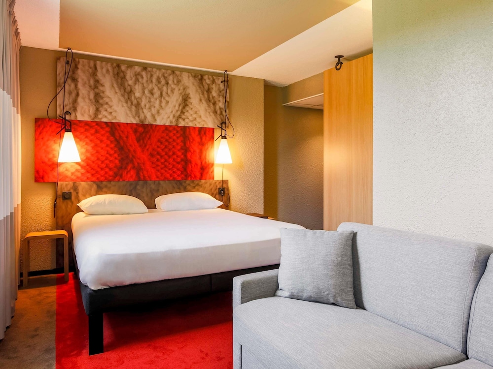 Habitación familiar con cama doble y un sofá cama del hotel Ibis Carcassonne Est La Cité