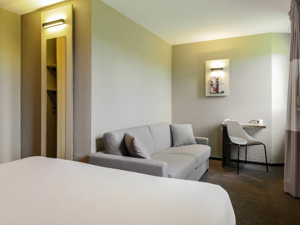 Habitación familiar con cama doble y un sofá cama del hotel Ibis Carcassonne Est La Cité. Foto 2