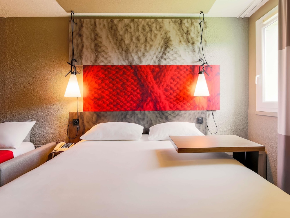 Habitación familiar con cama doble y un sofá cama del hotel Ibis Carcassonne Est La Cité. Foto 4