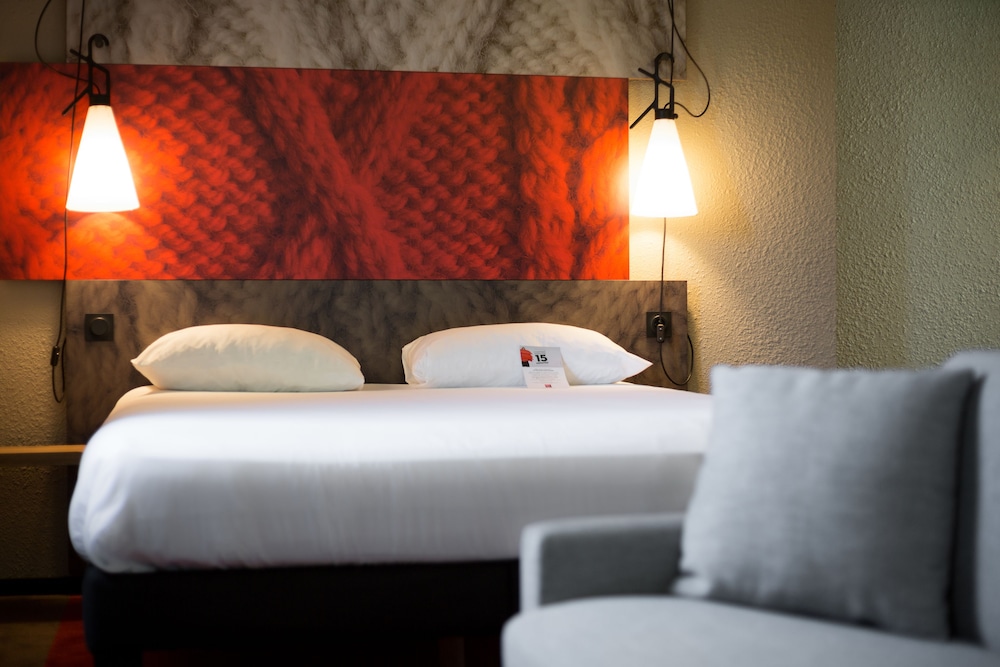 Habitación familiar con cama doble y un sofá cama del hotel Ibis Carcassonne Est La Cité. Foto 5