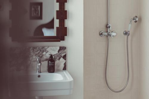 Habitación Doble Deluxe del hotel Des Académies Et Des Arts. Foto 2