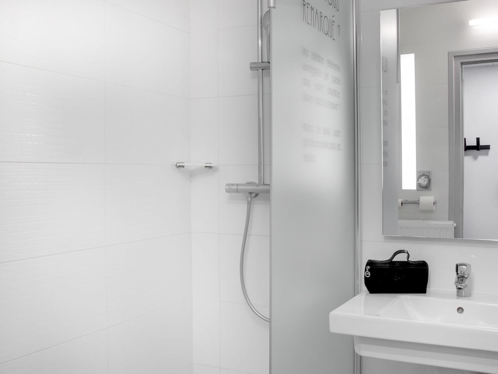 Habitación estándar con dos camas individuales del hotel Ibis Styles Clermont-ferrand Gare. Foto 5