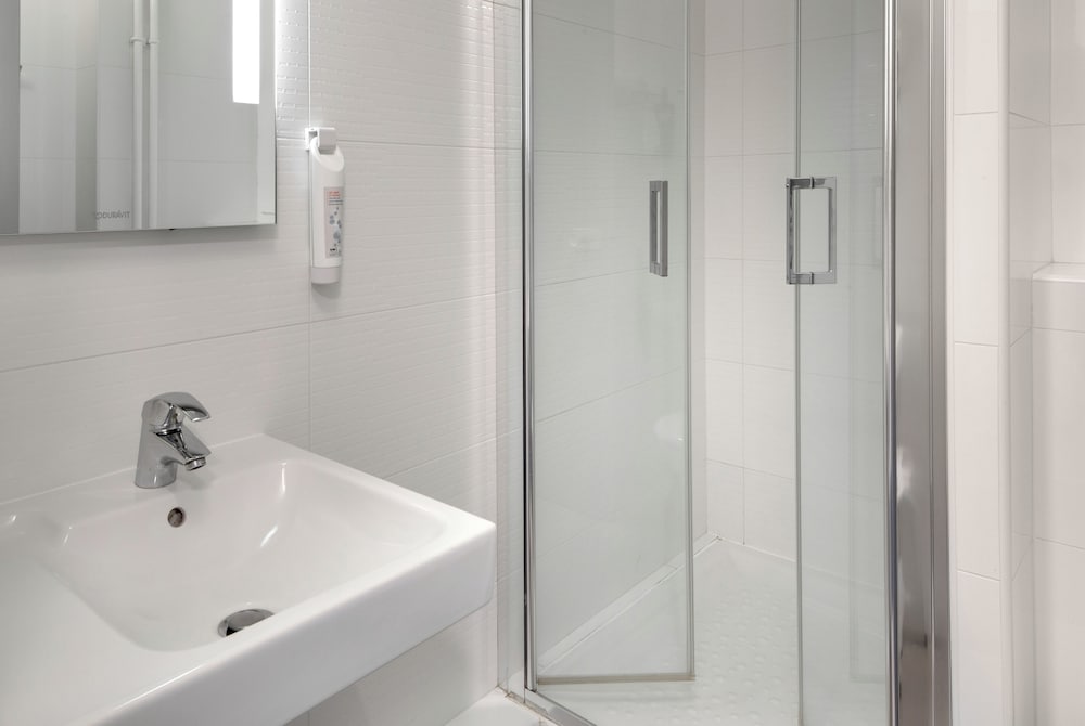 Habitación estándar con dos camas individuales del hotel Ibis Styles Clermont-ferrand Gare. Foto 6