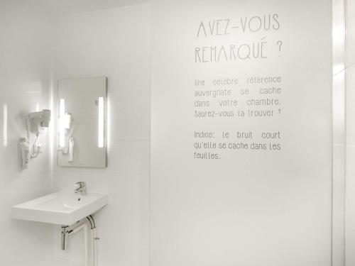 Habitación estándar con 1 cama doble y 1 sofá para 1 persona del hotel Ibis Styles Clermont-ferrand Gare. Foto 1