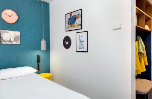 Habitación estándar con 1 cama doble y 1 sofá para 1 persona del hotel Ibis Styles Clermont-ferrand Gare. Foto 2