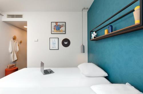 Habitación estándar con 1 cama doble y 1 sofá para 1 persona del hotel Ibis Styles Clermont-ferrand Gare. Foto 3