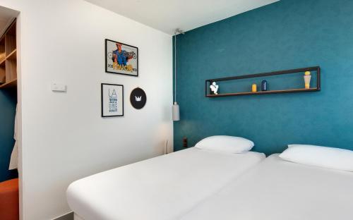 Habitación estándar con 1 cama doble y 1 sofá para 1 persona del hotel Ibis Styles Clermont-ferrand Gare. Foto 4