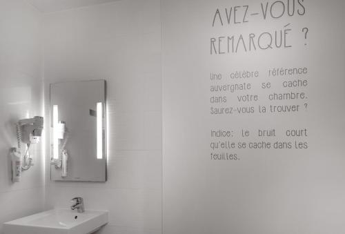 Habitación estándar con 1 cama doble y 1 sofá para 1 persona del hotel Ibis Styles Clermont-ferrand Gare. Foto 6